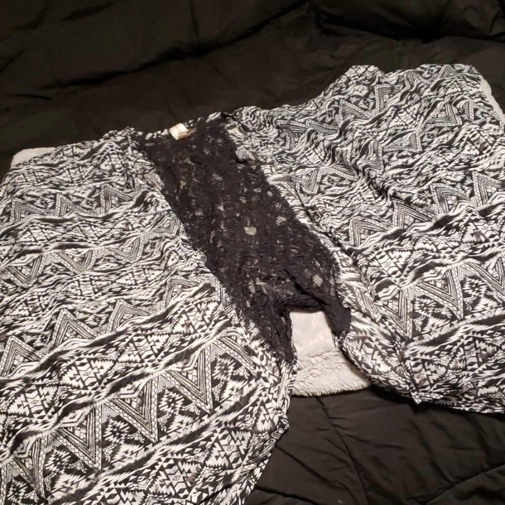 Black and white pattern lace back Cardigan!